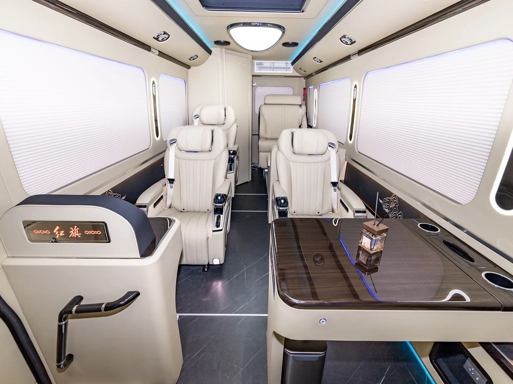HONGQI GUOYUE — Interior details 1