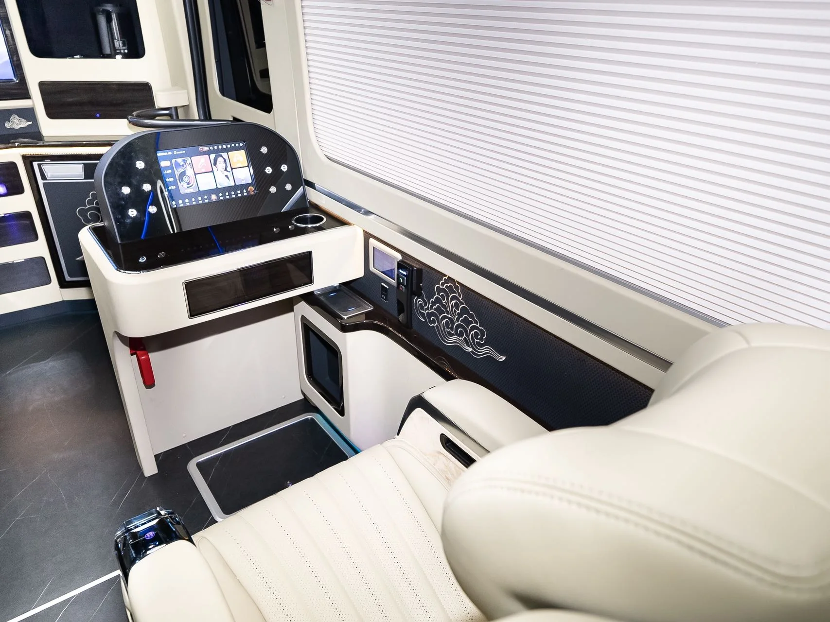 HONGQI GUOYUE — Interior details 3